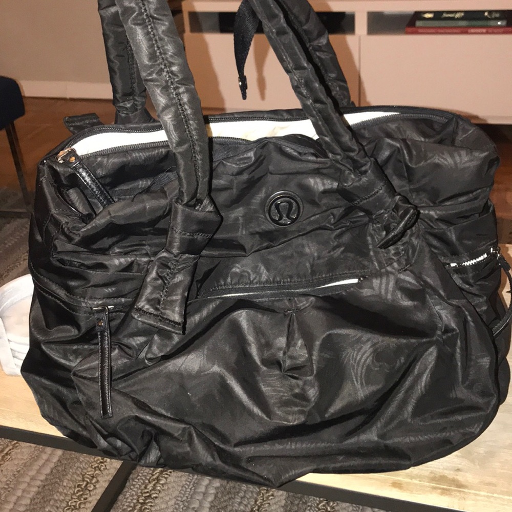 Black lululemon gym tote